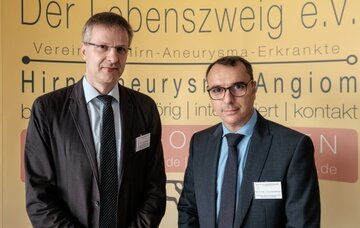 Freuen sich über das große Interesse am Hirnaneurysma-Tag: Dr. med. Jörg Hattingen und Prof. Dr. med. I Erol Sandalcioglu.