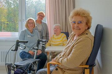 Gehen über Station und schenken den Patientinnen und Patienten ein paar Minuten der Aufmunterung und Ablenkung: der ehrenamtliche Besuchsdienst im KRH Klinikum Robert Koch Gehrden. Gisela Behrendt und Roswitha Feise besuchen Dora Thürnau und Maria Dolores Mendez (v. l.).