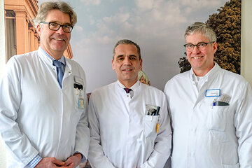Ausgezeichnet: Prof. Dr. Oliver Rühmann (Mi.), Dr. Thomas Berndt (li.) und Christoph Bartsch freuen sich über erneute Zertifizierung des Laatzener Endoprothetikzentrums der Maximalversorgung.