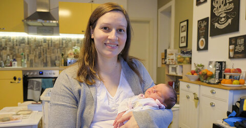 Julia Soyk mit ihrer am 1.1.2023 geborenen Tochter Janie.