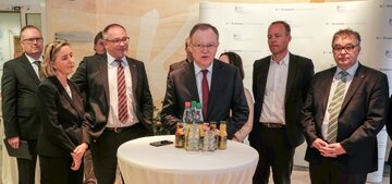 Vor Journalisten wiederholt der niedersächsische Ministerpräsident Stephan Weil das positive Signal für Landesfördermittel in Höhe von ca. 80 Millionen Euro für den Neubau am KRH Klinikum Robert Koch Gehrden. Zu den aufmerksamen Zuhörern gehören Hauke Jagau (r.), Regionspräsident und KRH Aufsichtsratsvorsitzender, Michael Born (l.), KRH Geschäftsführer Personal, Barbara Schulte (2. V. l.), KRH Geschäftsführerin Finanzen und Infrastruktur und Dr. Matthias Bracht (3. V. l.), KRH Geschäftsführer Medizin.