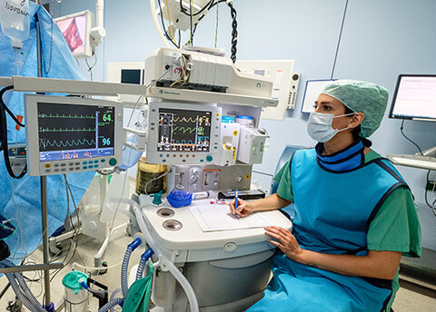 Eine Anästhesistin steuert und überwacht die Narkose während einer OP im KRH Klinikum Nordstadt.