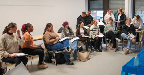 Interdisziplinär und ausbildungsübergreifend zusammenarbeiten: Auszubildende der Fachbereiche Pflege, Anästhesie- und Operationstechnischen Assistenz und Physiotherapie beim Bildungssymposium.