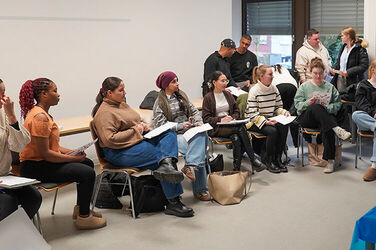 Interdisziplinär und ausbildungsübergreifend zusammenarbeiten: Auszubildende der Fachbereiche Pflege, Anästhesie- und Operationstechnischen Assistenz und Physiotherapie beim Bildungssymposium.