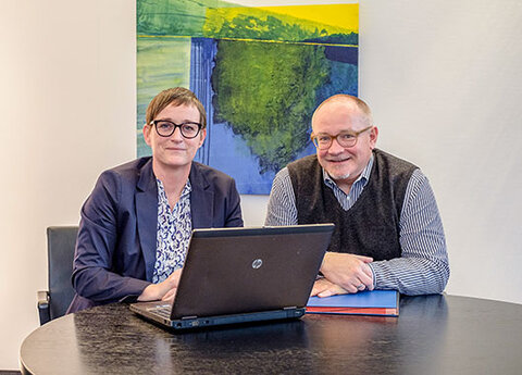 Aus dem Projektmanagement in die Krankenhausleitung. Dr. Matthias Bracht, KRH Geschäftsführer Medizin, gratuliert Dr. Antje Hoffmann zu dem Karriereschritt.