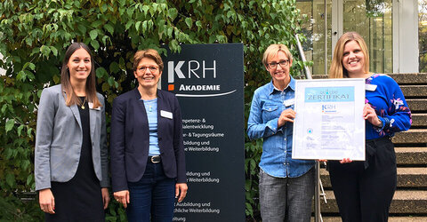 Freuen sich über die Bestätigung ihrer hochqualitativen Arbeit in der KRH Akademie: (v. l.) Katharina Mücke, Monika Wagemester, Leiterin HR Kompetenz- & Potentialentwicklung, Cornelia Doradzillo und Lea Gleue.