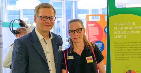 „Selbsthilfe ist super“: Michael Schmitt, Geschäftsführender Direktor KRH Klinikum Siloah, und Mareike Bullerdiek von den „Pinken Zitronen“.