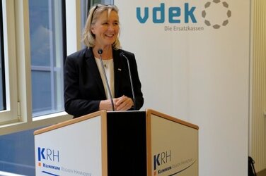 Barbara Schulte, KRH Geschäftsführerin Finanzen und Infrastruktur, als Gastgeberin bei der Ausstellungseröffnung im KRH Klinikum Siloah.