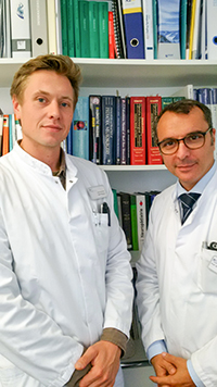 Ausgezeichnet für Forschungsarbeit: Karl Hartmann mit Chefarzt Prof. Dr. Erol Sandalcioglu