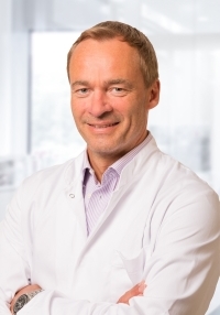 Dr. med. Jens Uffmann ist Chefarzt der Klinik für Orthopädie und Unfallchirurgie im KRH Klinikum Robert-Koch Gehrden.